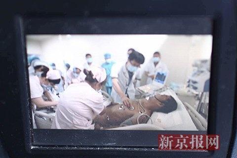救出的伤者正在ICU病房接受治疗