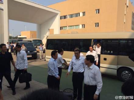 李克强看望安置点群众