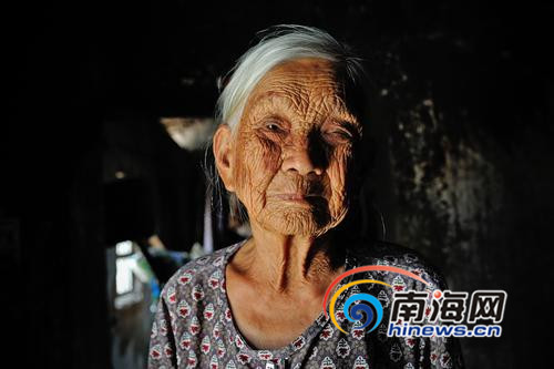 王志凤目前居住在澄迈县中兴镇东岭村委会土龙村,昏暗的小房子里,老人一个人坐在床上,如今她的左眼已经看不清东西。