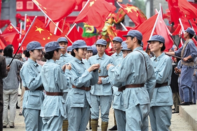 剧中,已经加入中国军队的女主角和中国战友一起庆祝新中国的成立