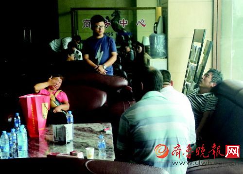 来自德州庆云的天津港企业消防员王胜民和王胜鹏家属，在安置点等待孩子的消 息时，难掩悲痛的情绪。