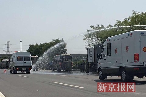 水泡车在清洗从核心区出来的车辆。新京报记者 程媛媛 摄