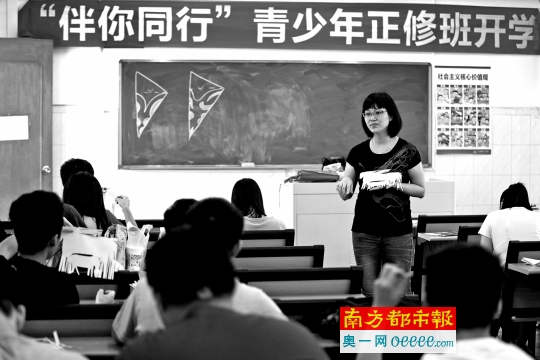 8月5日，青少年正修班，在老师的指导下，学员们在做剪纸。