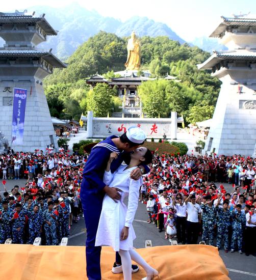 情侶車友登上挖掘機再現了70年前的“勝利之吻”