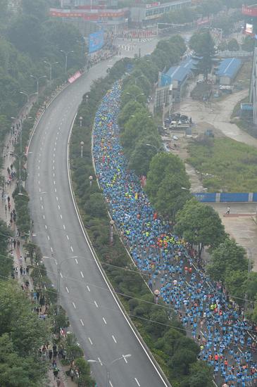 数万人参与到六盘水马拉松之中。