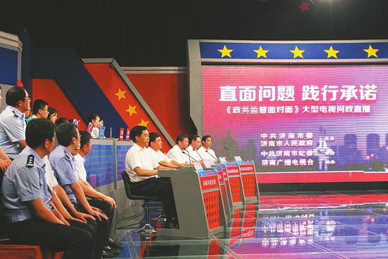 五部門“一把手”坐在演播室回答市民反映的問題。
