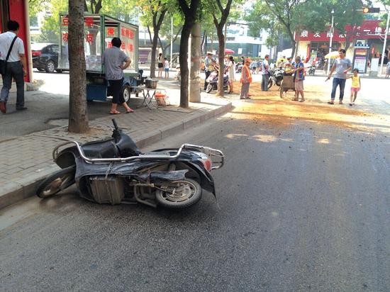 鄭州文化宮路現(xiàn)20平方米油污帶