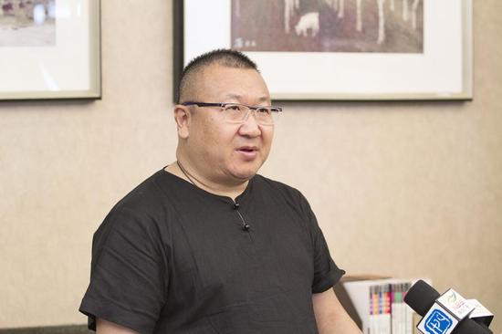 南京国际美术展组委会秘书长黄炳良接受媒体采访