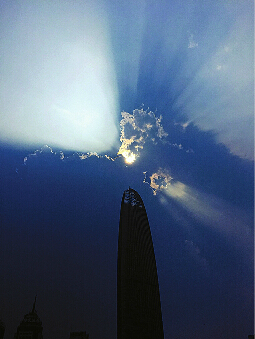 16日下午3时,泉城出现南边阴云北边晴,太阳透过云层形成一道道光芒。 王锋 摄