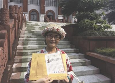 韩国学生的妈妈展示孩子的录取通知书