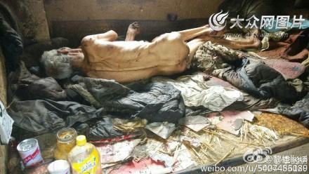 网友爆料李树荣赤身裸体躺在家中床上。图片来源:大众网