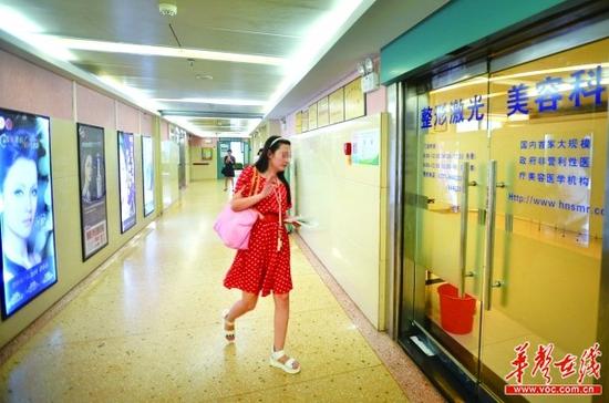 8月13日，省内一知名医院整形激光美容科，就业的压力、心态的开放使得一些学生假期“变脸”。 记者 李健 摄