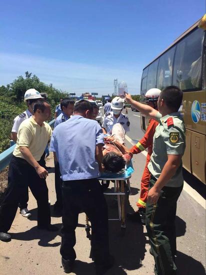 海南东线高速一客车追尾撞上货车 导致4人受伤 图高清图片