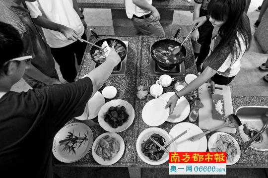 在老师的指导下，学员们分组完成烹饪课的任务。