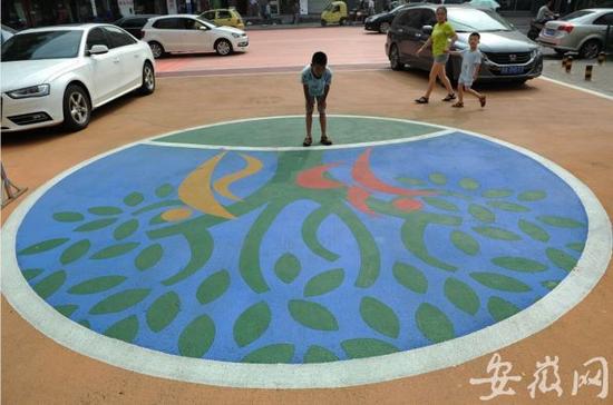 合肥五十中校门口首现彩色斑马线 有望全市推
