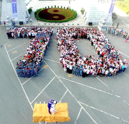 情侶車友登上挖掘機再現了70年前的“勝利之吻”