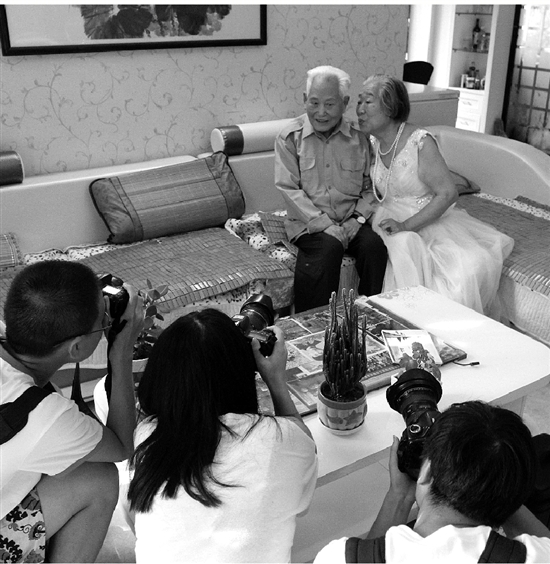 郑毓汉和老伴李瑞林。