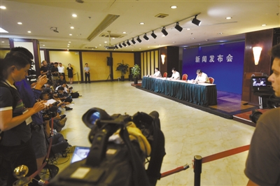 8月15日，天津港“8·12”瑞海公司危险品仓库特别重大火灾爆炸事故举行第四次新闻发布会。新华社发