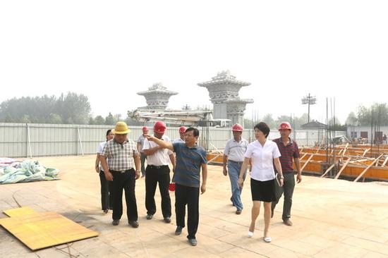 駱本京查看芒碭山創建5A級旅游景區情況
