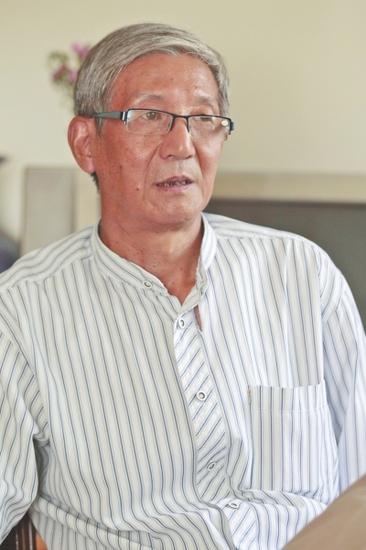 李佩甫接受記者采訪