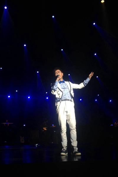 伍思凯巡回演唱会郑州站落幕 经典连唱