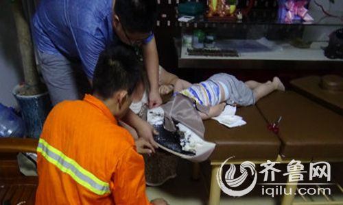 烟台5岁男童脑袋卡进按摩床 消防紧急救援(图)