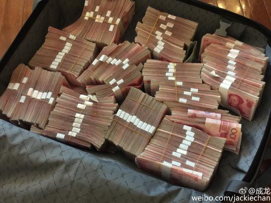 成龙晒粉丝所凑善款