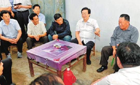 郭庚茂在进行扶贫调研 资料图片