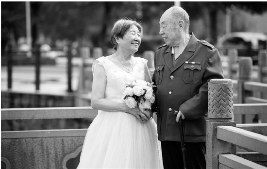 李萤与老伴任福仙。