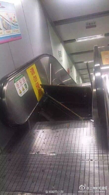 图说：网友爆料虹口足球场地铁站一扶梯突然跳起。图by@米粒的小豆