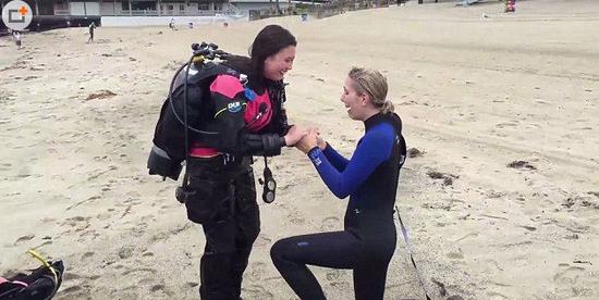 美国女子偷学潜水水下向同性恋人求婚_空域-水