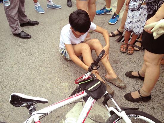 男孩被卡車輪下