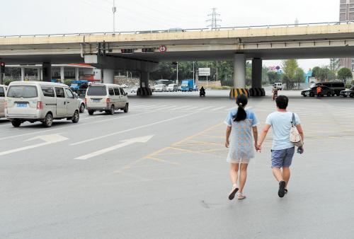 福元路与东二环线交界处因没设置人行横道红绿灯,市民过马路得小心翼翼。长沙晚报记者 石祯专 实习生 喻紫蕊 摄影报道