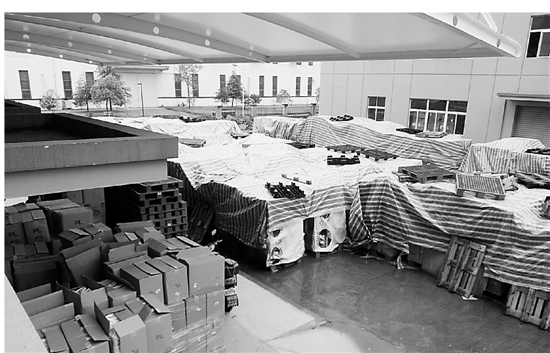 杭州下沙跨贸园一库难求 停车场成临时仓库