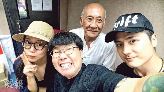 李家鼎与儿子李泳豪跟新城主持路芙和董敏莉玩自拍