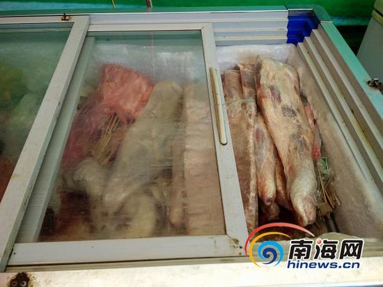 海口金盘夜市一家夜宵店内使用的冻肉制品，店主坦言不清楚来源。(南海网记者姜飞摄)