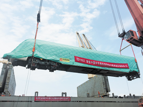 中国首列出口欧洲动车组在上海港发运 。