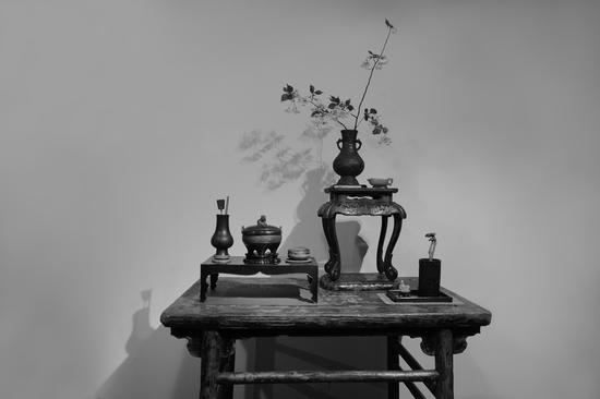 （十四世紀“官所”款獸吐環耳銅瓶/明代青玉螭耳匜杯/明代嵌螺鈿三彎腿台幾）