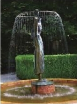■ 《流水雕塑》湯惠平攝於奧地利聖沃爾夫岡鎮，藝術雕塑為環境降溫