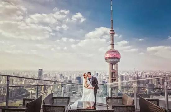 在全中最高的外酒吧拍真或婚