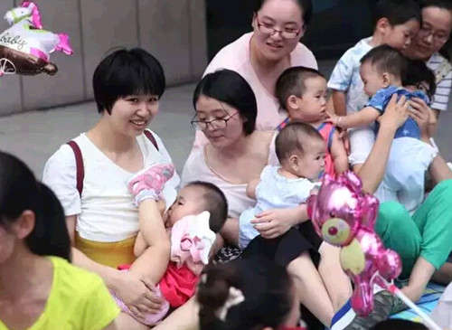 合肥20余辣妈街头上演母乳快闪