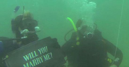 水下求婚。