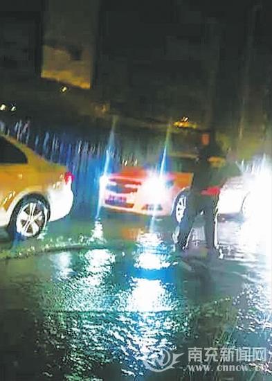 雨中王一平的坚强背影 图据网络