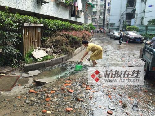 杭州流水西苑小区供水管道被挖断 近400户人家