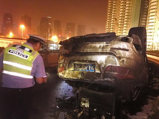 寶馬撞橋欄翻車燒報廢