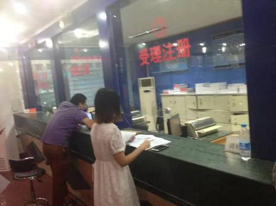 郑州工商局工作人员被指态度粗暴:有事明天办