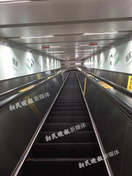 铁站扶梯运行中梯级突然跳起(图)|虹口足球场地