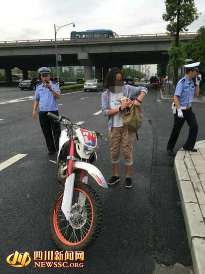 90后女汉子无证驾驶赛摩,被交警挡获