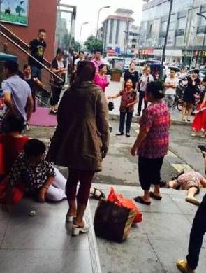 成都三轮车失控冲向人群4人被撞倒