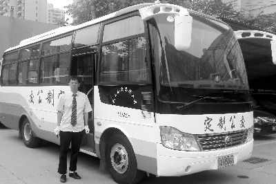 停在汉阳邓甲村停车场里的定制公交。